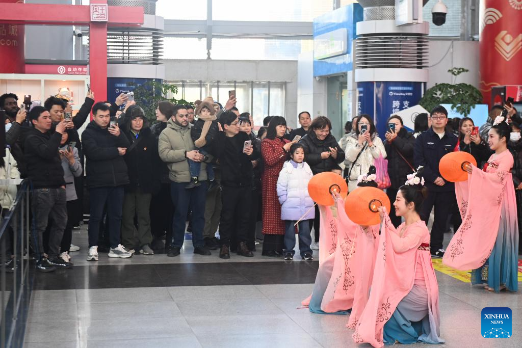 Merchants at Yiwu Int'l Trade Market welcome first business day in Year of Snake