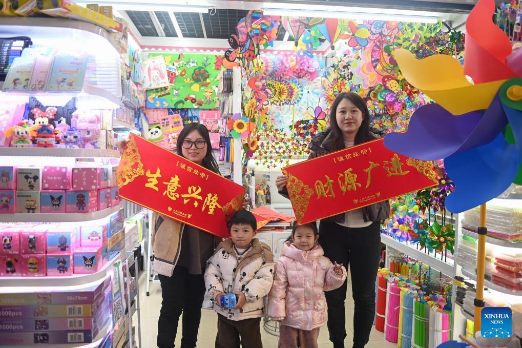 Merchants at Yiwu Int'l Trade Market welcome first business day in Year of Snake