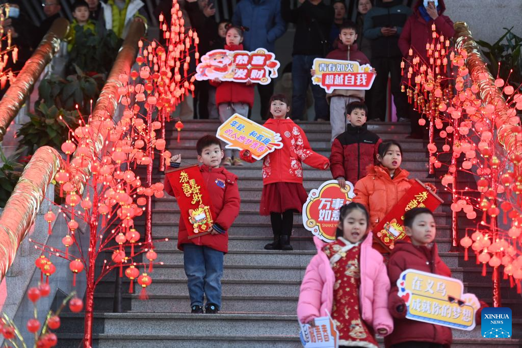 Merchants at Yiwu Int'l Trade Market welcome first business day in Year of Snake