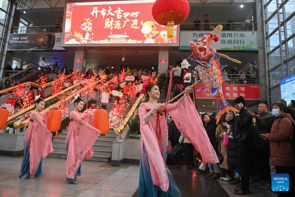 Merchants at Yiwu Int'l Trade Market welcome first business day in Year of Snake