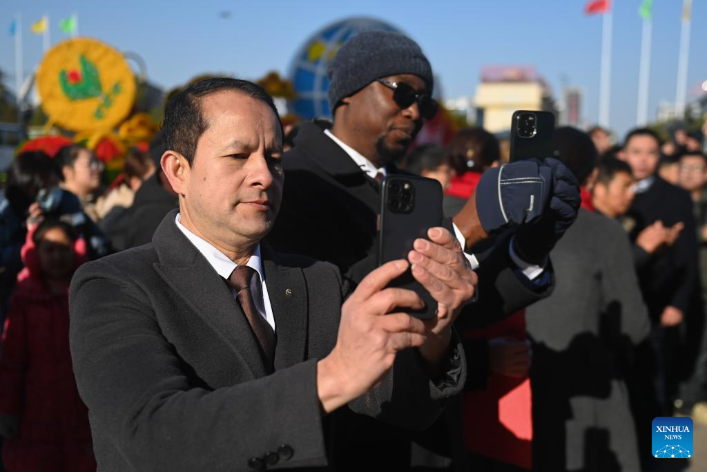 Merchants at Yiwu Int'l Trade Market welcome first business day in Year of Snake