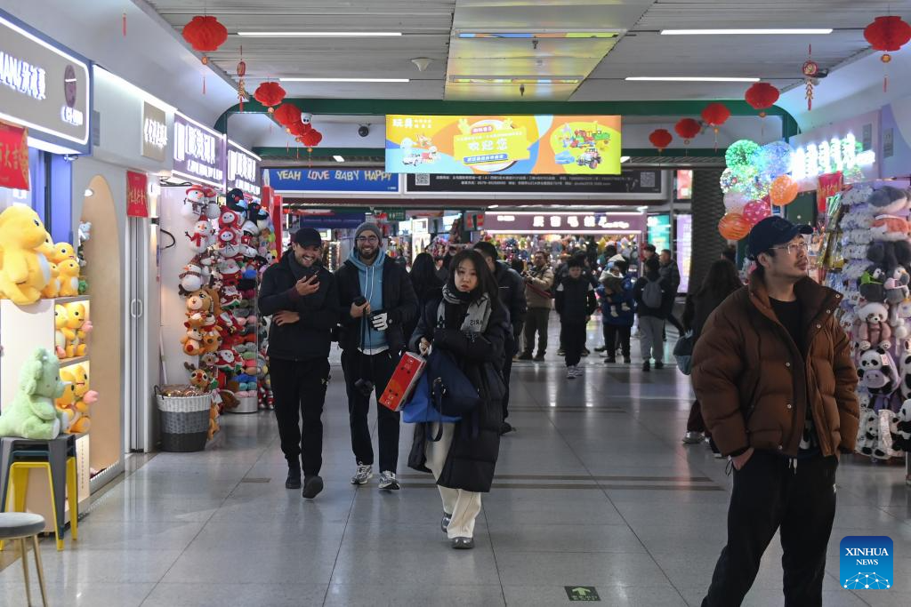 Merchants at Yiwu Int'l Trade Market welcome first business day in Year of Snake