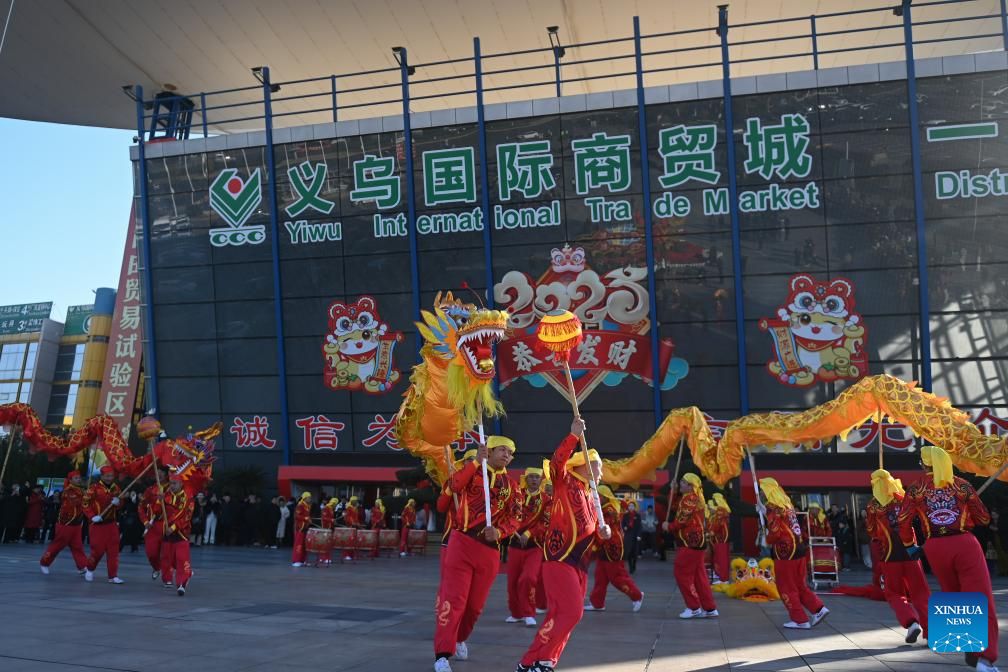 Merchants at Yiwu Int'l Trade Market welcome first business day in Year of Snake