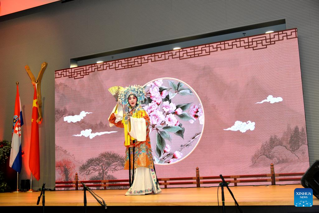 Chinese arts troupe brings 