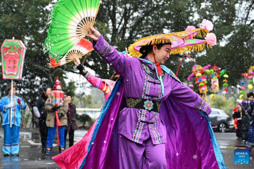 Folk art brings festivity in China's Hubei