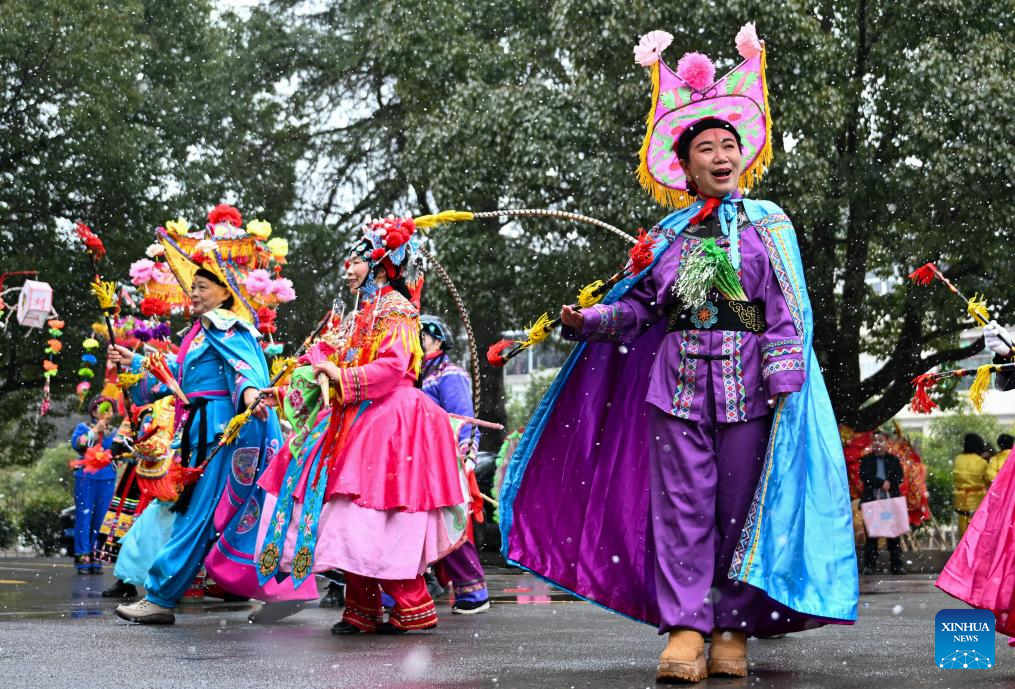 Folk art brings festivity in China's Hubei