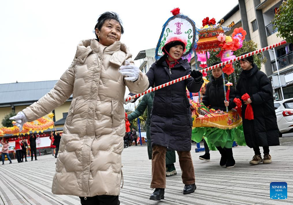 Folk art brings festivity in China's Hubei