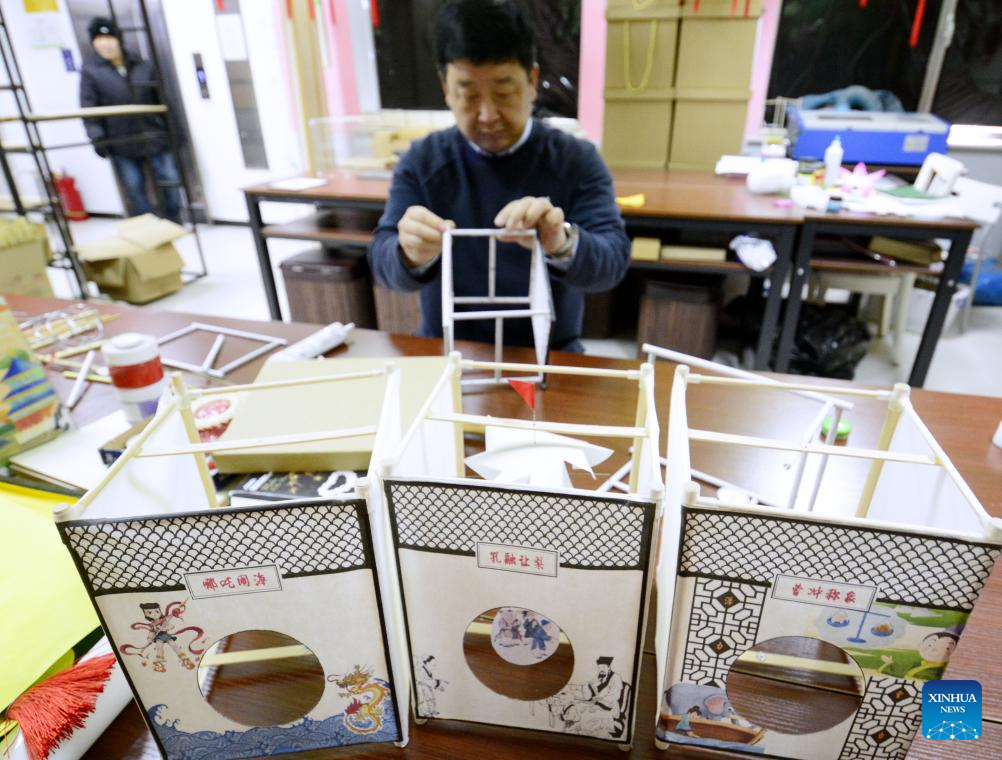 Pic story of traditional lantern maker in Beijing