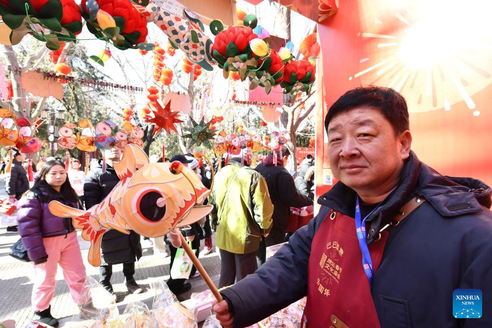 Pic story of traditional lantern maker in Beijing