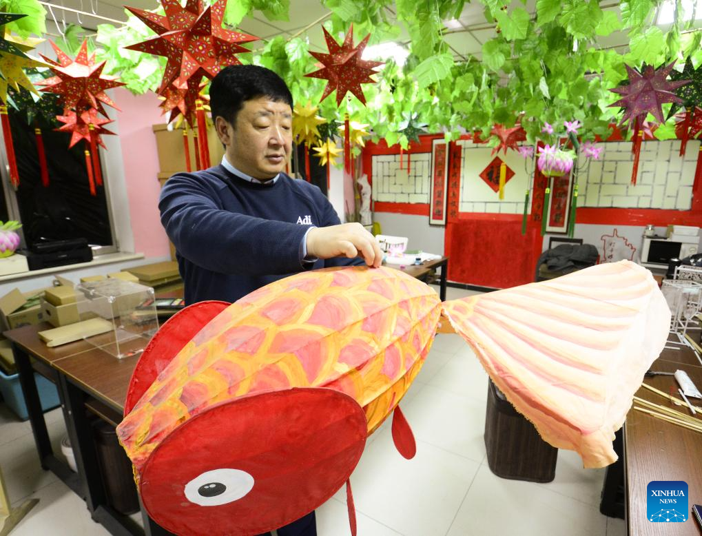 Pic story of traditional lantern maker in Beijing