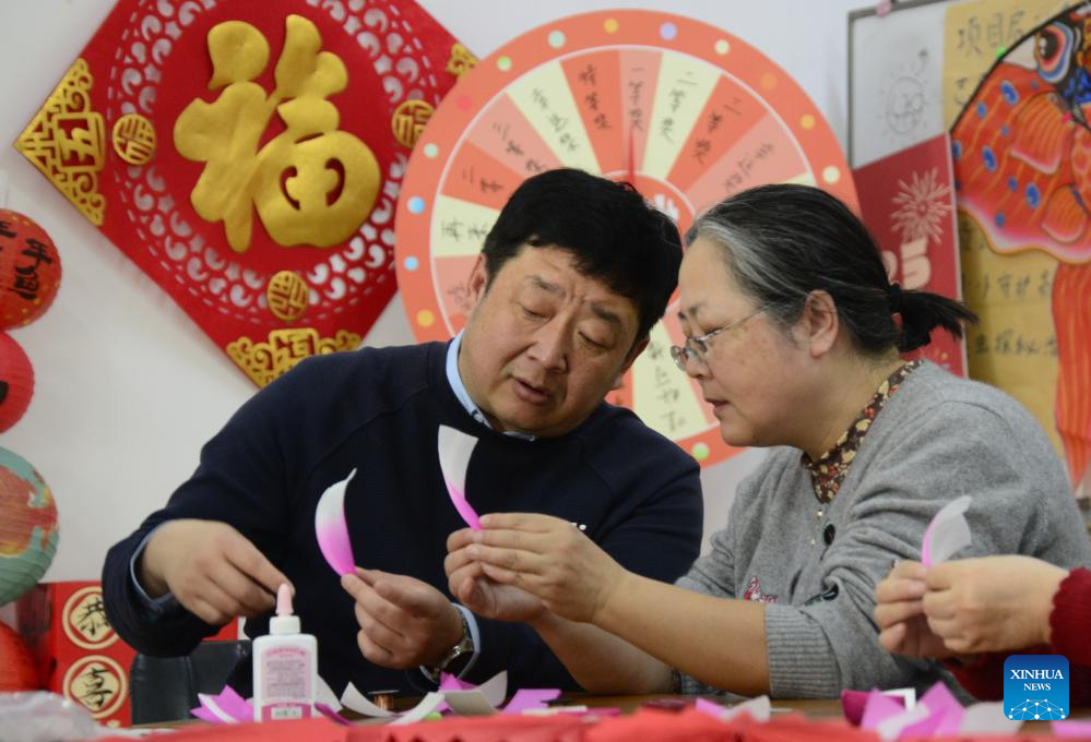 Pic story of traditional lantern maker in Beijing