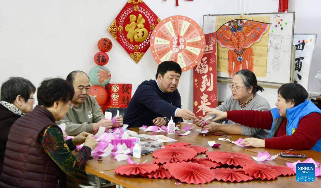 Pic story of traditional lantern maker in Beijing