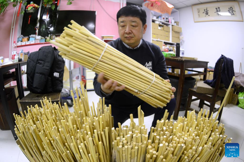 Pic story of traditional lantern maker in Beijing