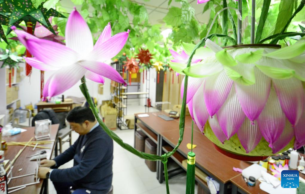 Pic story of traditional lantern maker in Beijing