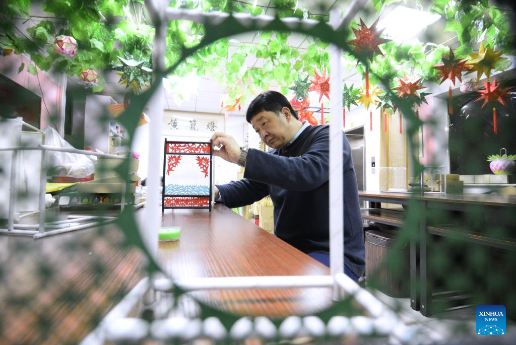 Pic story of traditional lantern maker in Beijing