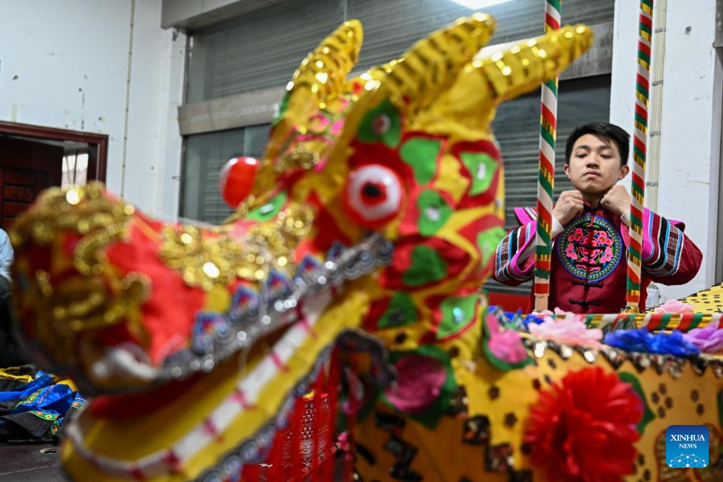 Folk art brings festivity in China's Hubei