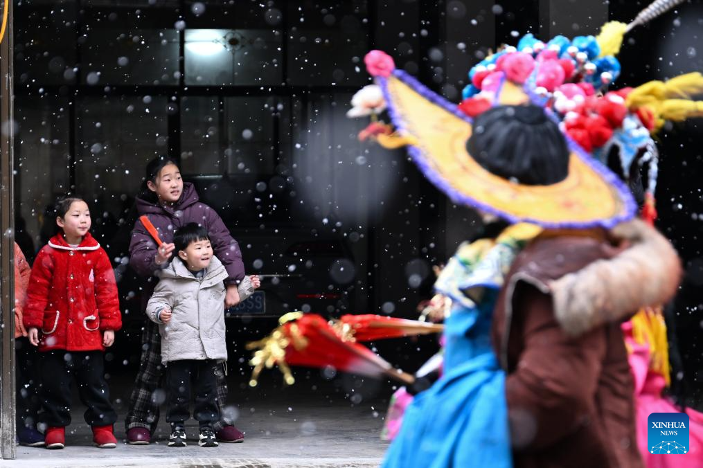 Folk art brings festivity in China's Hubei