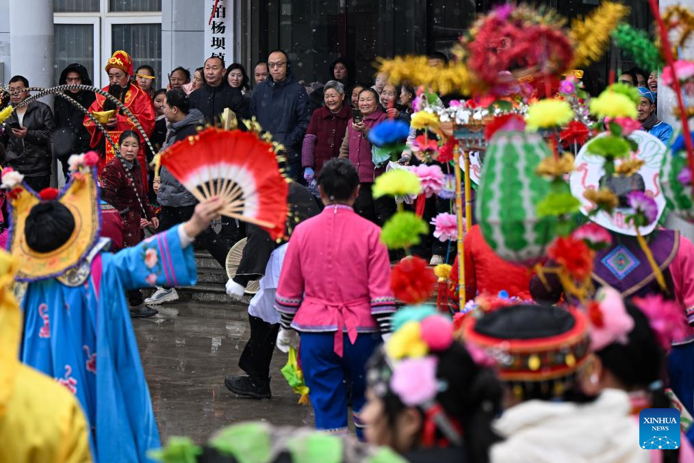 Folk art brings festivity in China's Hubei