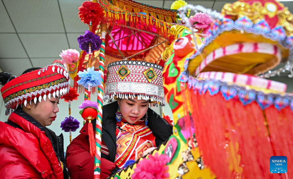 Folk art brings festivity in China's Hubei