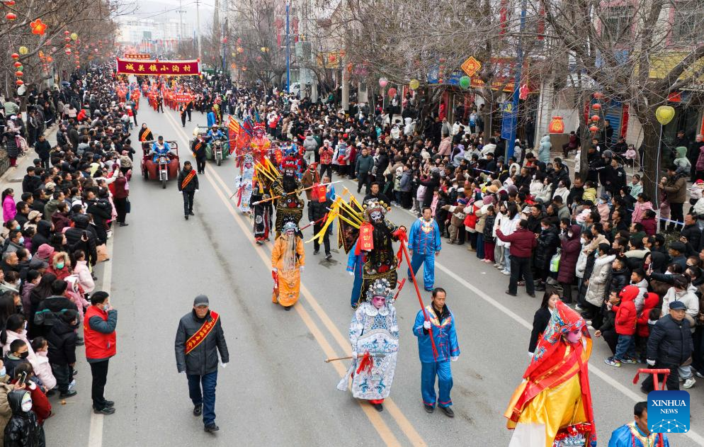 Shehuo folk performance staged to mark Lantern Festival in Longxian County of NW China's Shaanxi