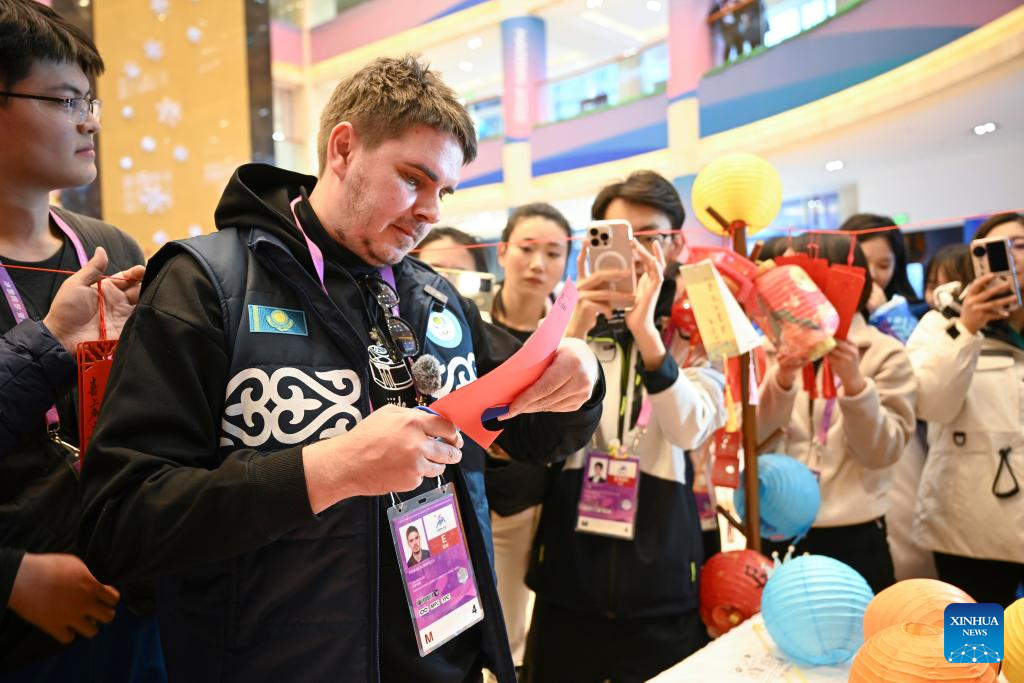 Cultural activity held to celebrate Lantern Festival at press center for Asian Winter Games