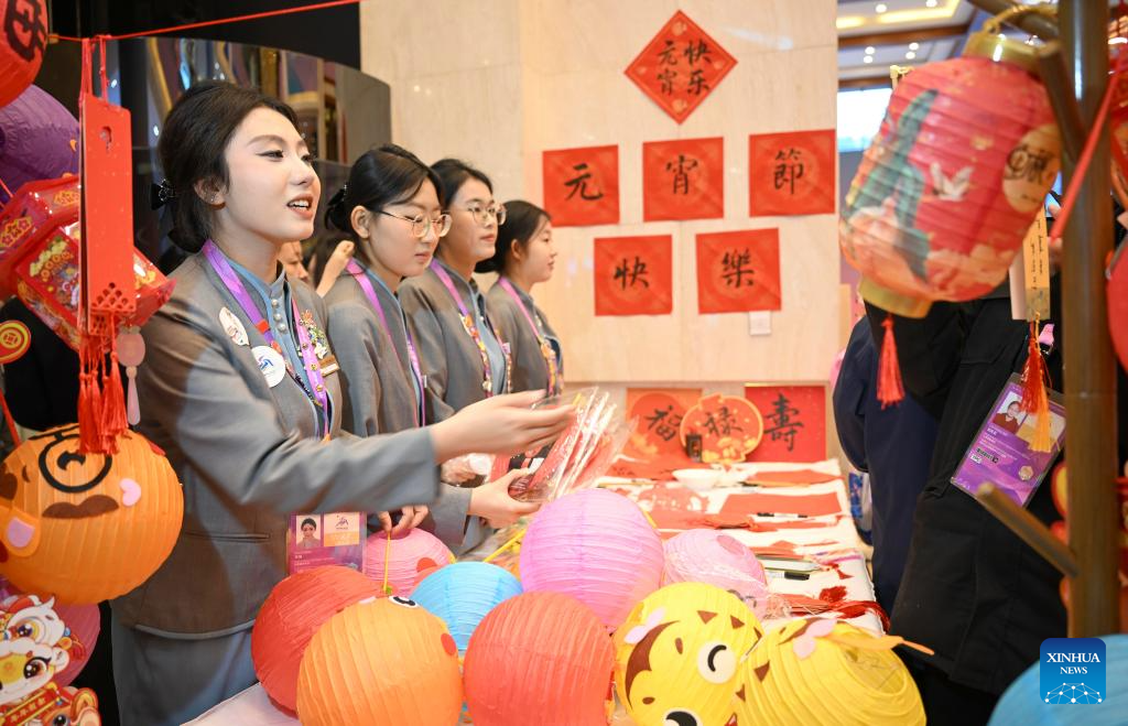 Cultural activity held to celebrate Lantern Festival at press center for Asian Winter Games