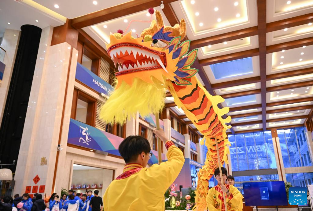 Cultural activity held to celebrate Lantern Festival at press center for Asian Winter Games