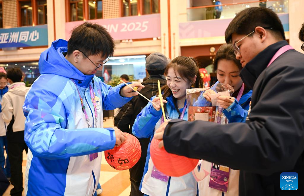 Cultural activity held to celebrate Lantern Festival at press center for Asian Winter Games