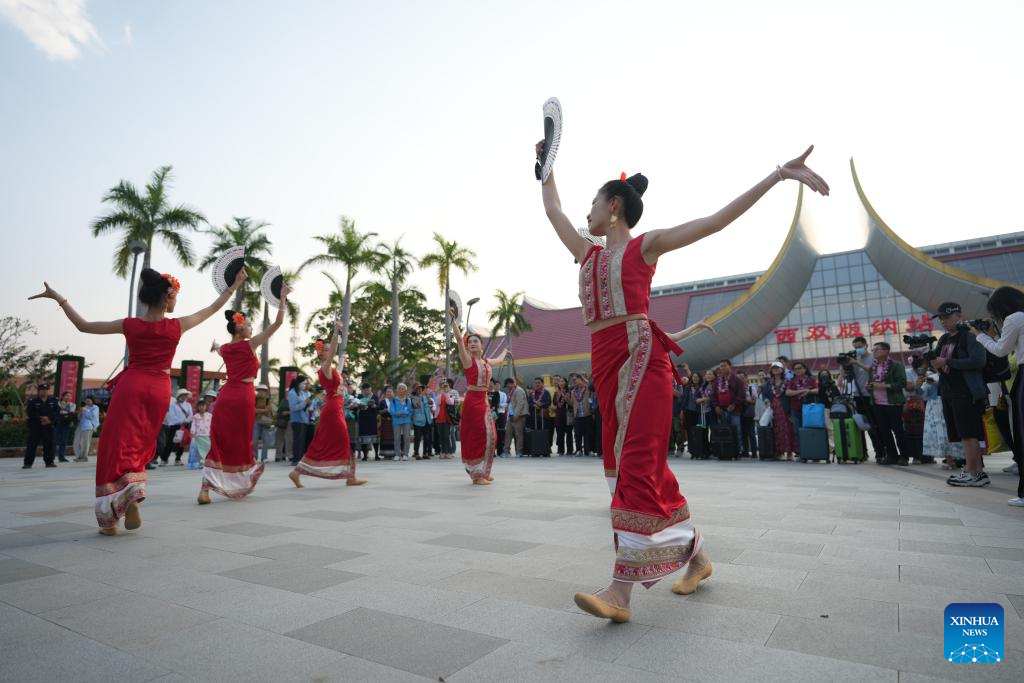 First visa-free ASEAN tour group enters China's Xishuangbanna