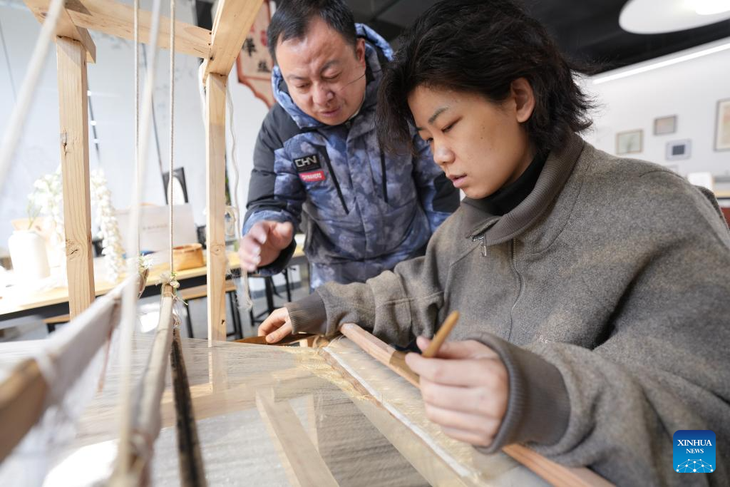 Pic story: inheritor of Kesi weaving technique in NW China