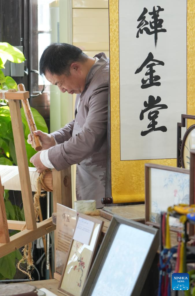 Pic story: inheritor of Kesi weaving technique in NW China