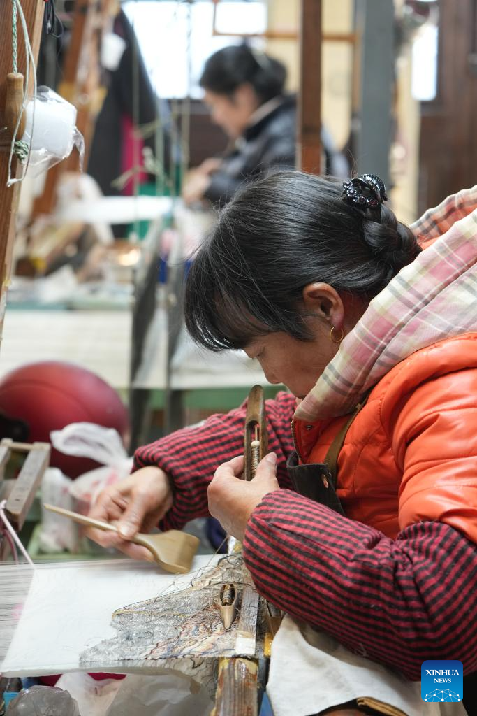 Pic story: inheritor of Kesi weaving technique in NW China