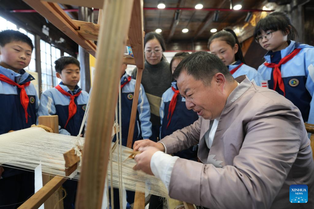 Pic story: inheritor of Kesi weaving technique in NW China