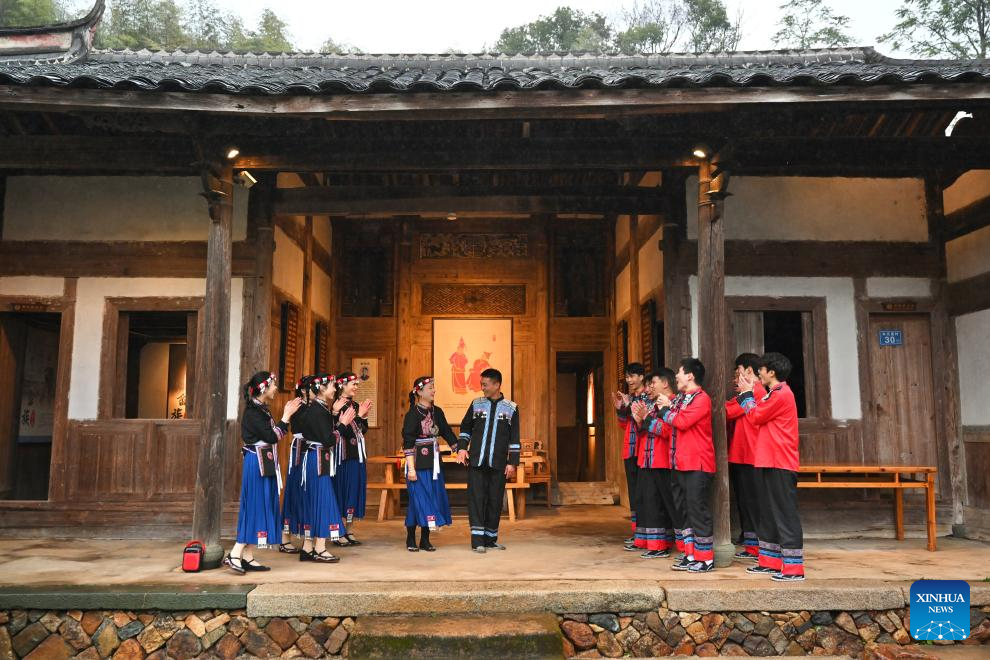 Italian delegation experiences culture of She ethnic group in China's Fujian