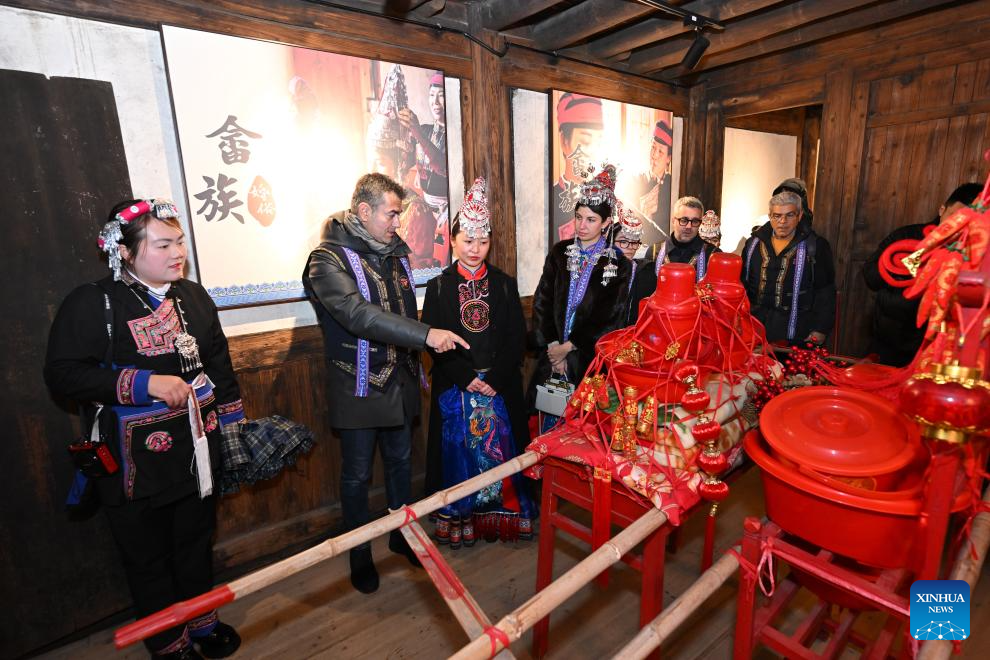 Italian delegation experiences culture of She ethnic group in China's Fujian