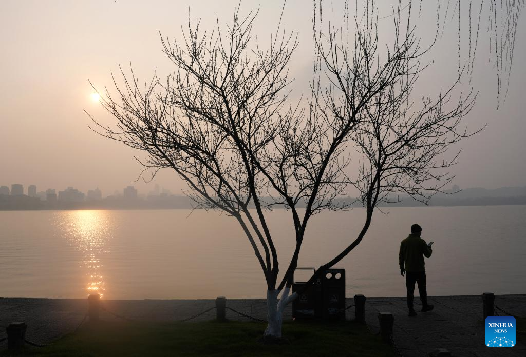 Tourists enchanted by spring scenery of West Lake in east China