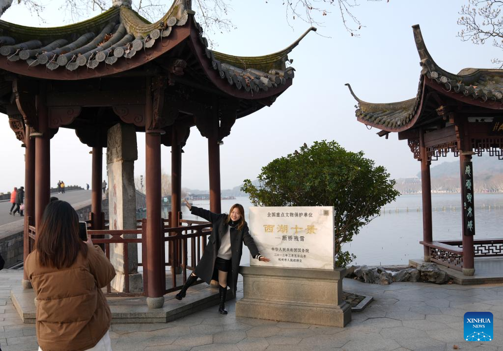 Tourists enchanted by spring scenery of West Lake in east China