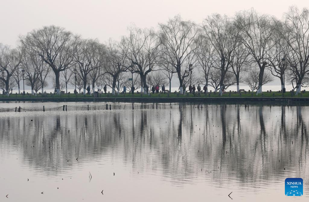 Tourists enchanted by spring scenery of West Lake in east China