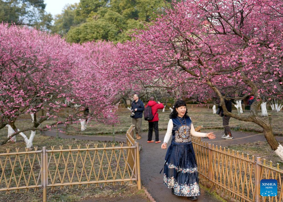 Tourists enchanted by spring scenery of West Lake in east China