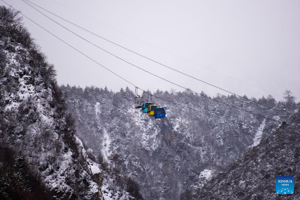 Picturesque snowy scene on snow mountain attracts tourists in SW China