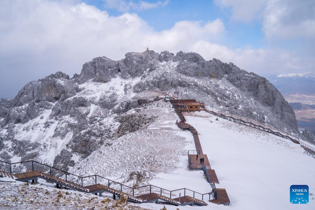 Picturesque snowy scene on snow mountain attracts tourists in SW China