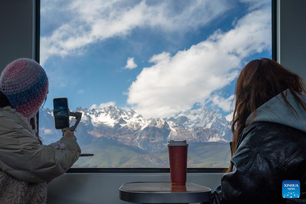 Sightseeing train in SW China becomes new tourism hot spot