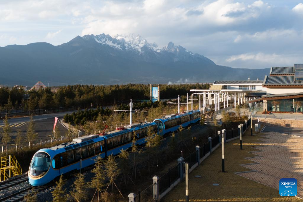 Sightseeing train in SW China becomes new tourism hot spot