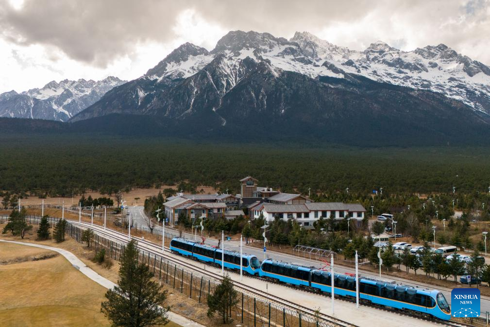 Sightseeing train in SW China becomes new tourism hot spot