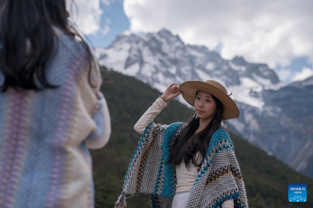 Sightseeing train in SW China becomes new tourism hot spot