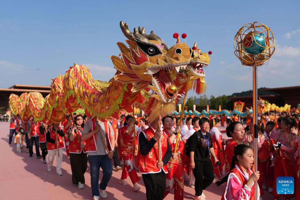 People perform Fenghua Cloth Dragon Dance during cultural event in China's Zhejiang