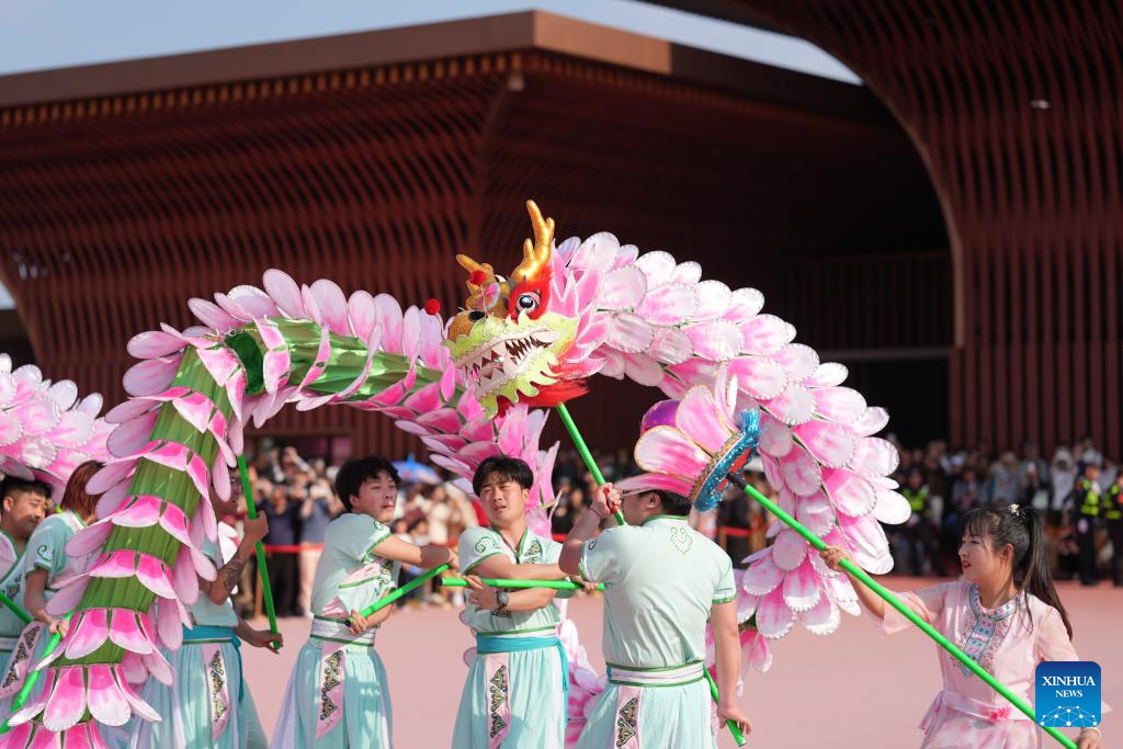 People perform Fenghua Cloth Dragon Dance during cultural event in China's Zhejiang