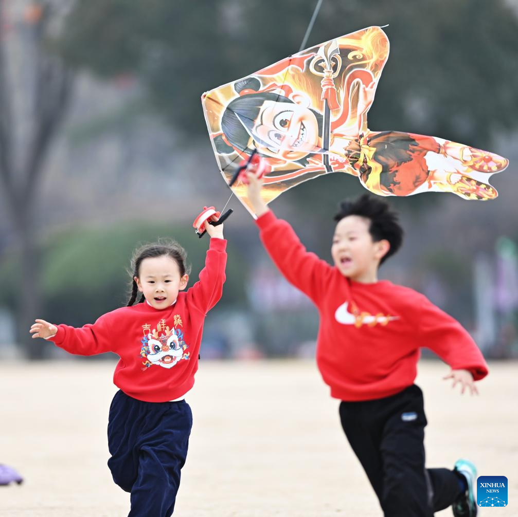 People enjoy spring across China