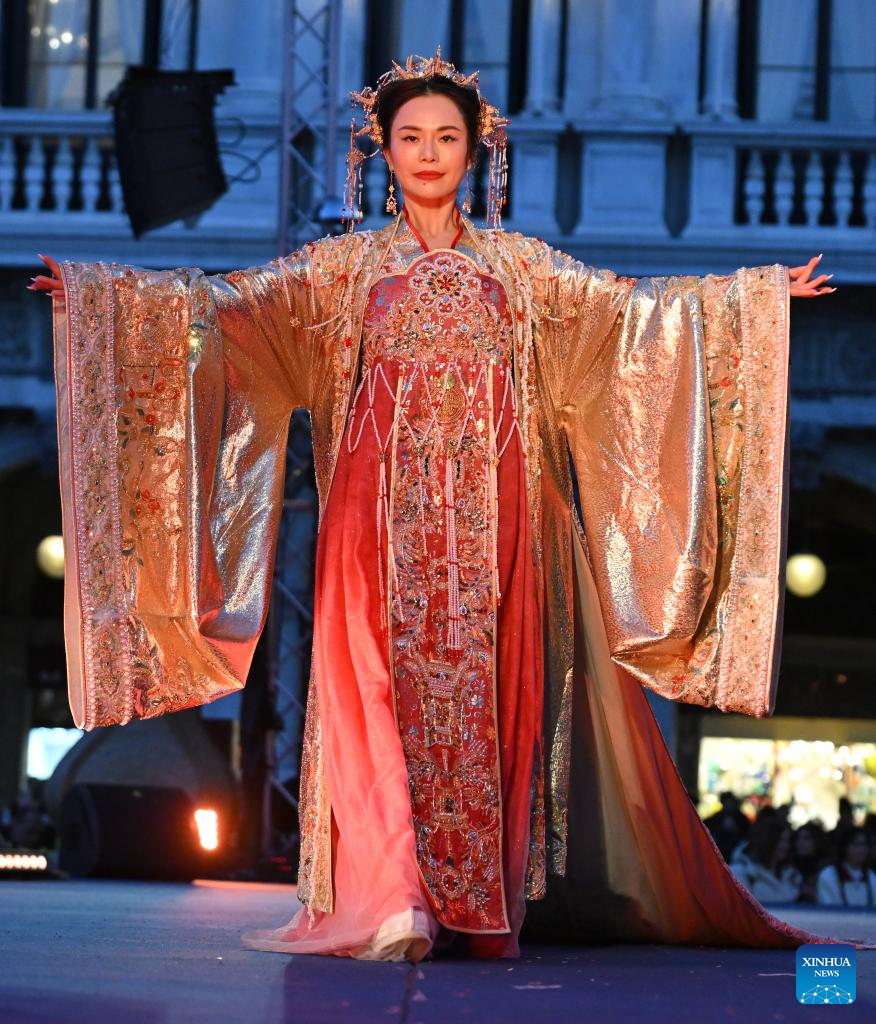 Traditional Chinese attire presented at Venice Carnival