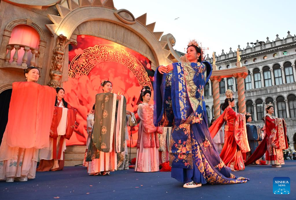 Traditional Chinese attire presented at Venice Carnival